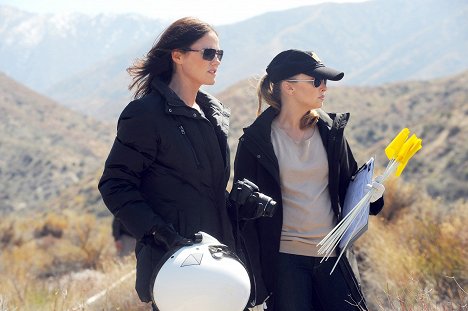 Jorja Fox, Elisabeth Harnois - CSI: Crime Scene Investigation - Dune and Gloom - Photos