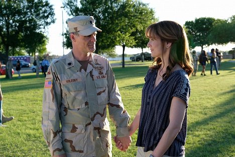 Michael Kelly, Sarah Wayne Callies - The Long Road Home - The Eye of the Storm - Filmfotos
