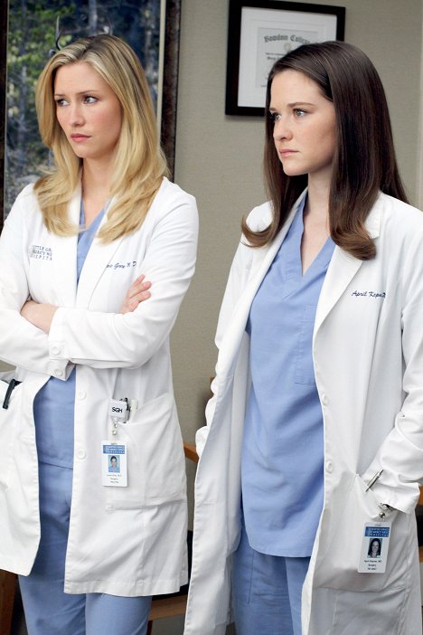 Chyler Leigh, Sarah Drew - Grey's Anatomy - Sympathy for the Parents - Photos