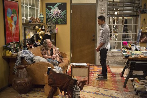 Kathy Bates, Aaron Moten - Disjointed - Omega Strain - De la película