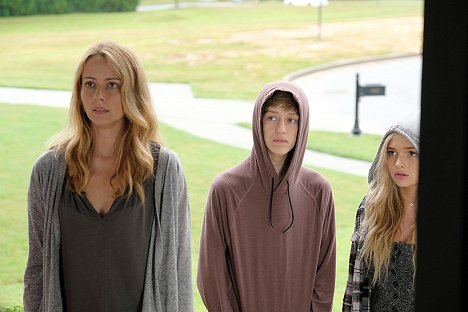 Amy Acker, Percy Hynes White, Natalie Alyn Lind - The Gifted - eXodus - Photos