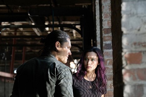 Blair Redford, Jamie Chung - The Gifted - eXit - Filmfotos