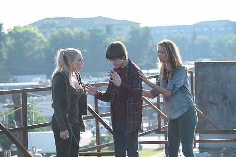 Natalie Alyn Lind, Percy Hynes White, Amy Acker - The Gifted - eXit strategy - Photos