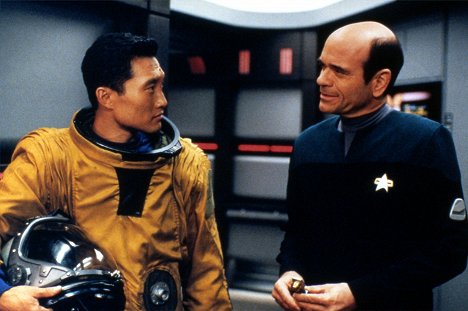 Daniel Dae Kim, Robert Picardo - Star Trek: Voyager - Blink of an Eye - Photos