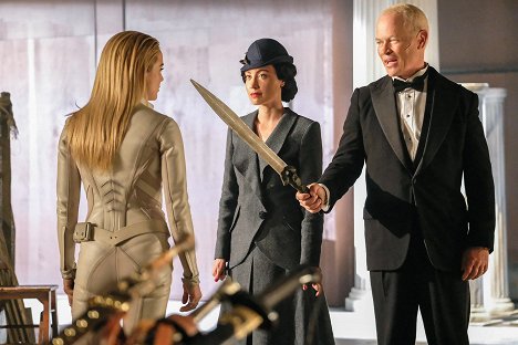 Courtney Ford, Neal McDonough - Legends of Tomorrow - Helen Hunt - Photos