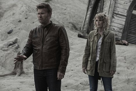 Mark Pellegrino, Aubrey Arnason - Supernatural - The Rising Son - Photos