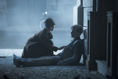 Liv Lisa Fries, Volker Bruch - Babylon Berlin - Episode 8 - Photos