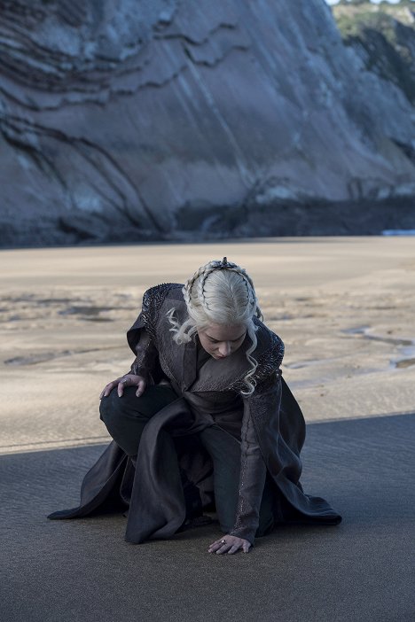 Emilia Clarke - Game of Thrones - Dragonstone - Photos