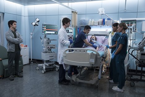 Zachary Gordon, Freddie Highmore, Nicholas Gonzalez, Kacey Rohl - The Good Doctor - Apple - Photos