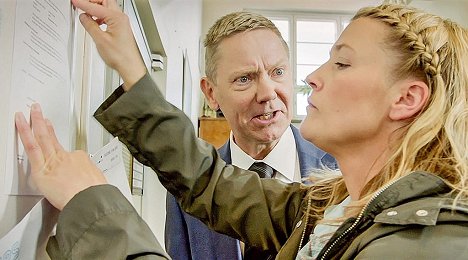 Ari Myllyselkä, Karoliina Vanne - Korpelan kujanjuoksu - Season 2 - Van film