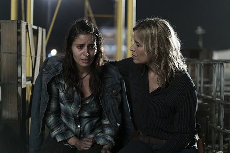 Mercedes Mason, Kim Dickens - Fear the Walking Dead - El Matadero - Photos