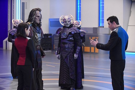 Seth MacFarlane - The Orville - Armors Dolch - Filmfotos