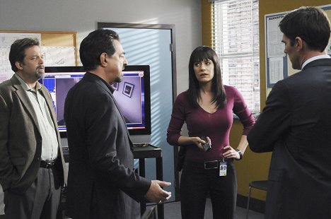 Jonathan Goldstein, Joe Mantegna, Paget Brewster - Criminal Minds - Das Netz vergisst nichts - Filmfotos