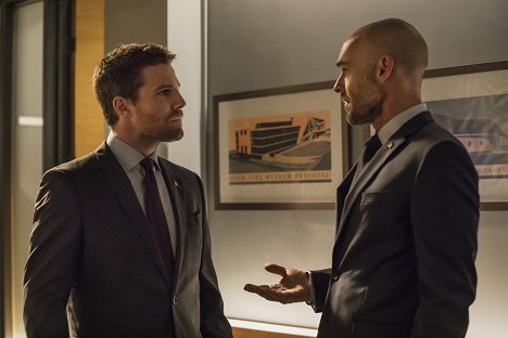 Stephen Amell, Paul Blackthorne - Arrow - Tod für die Stadt - Filmfotos