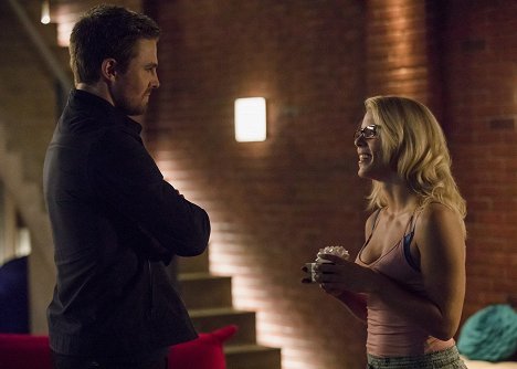 Stephen Amell, Emily Bett Rickards - Arrow - Next of Kin - Photos