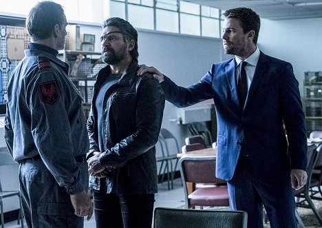 Manu Bennett, Stephen Amell - Arrow - Tatsächlichkeiten - Filmfotos