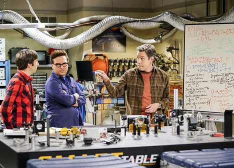 Simon Helberg, Johnny Galecki, John Ross Bowie - The Big Bang Theory - The Tesla Recoil - Photos