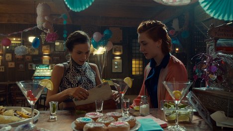 Dominique Provost-Chalkley, Katherine Barrell - Wynonna Earp - No Future in the Past - Photos