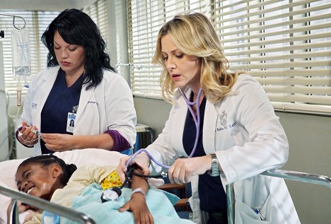 Sara Ramirez, Jessica Capshaw - Grey's Anatomy - Sanctuary - Photos