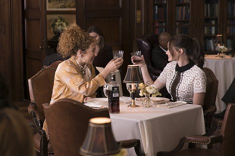 Alex Kingston, Alexis Bledel - Gilmore Girls: A Year in the Life - Winter - Photos