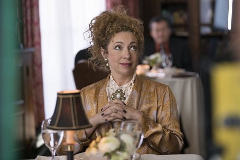 Alex Kingston - Gilmore Girls: A Year in the Life - Winter - Photos