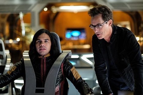 Carlos Valdes, Tom Cavanagh - Legends of Tomorrow - Crisis on Earth-X, Part 4 - Photos