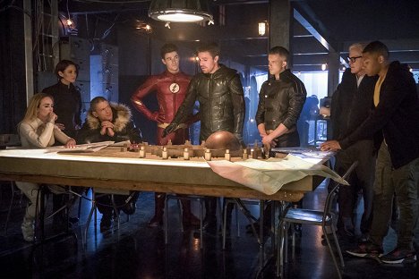 Caity Lotz, Chyler Leigh, Wentworth Miller, Grant Gustin, Stephen Amell, Russell Tovey, Victor Garber, Franz Drameh - The Flash - Crisis on Earth-X, Part 3 - Photos