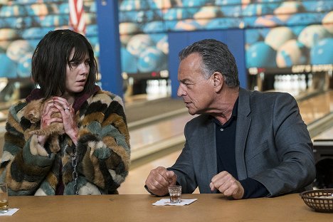 Mary Elizabeth Winstead, Ray Wise - Fargo - Who Rules the Land of Denial? - Van film