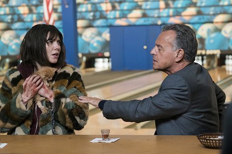 Mary Elizabeth Winstead, Ray Wise - Fargo - Who Rules the Land of Denial? - Photos