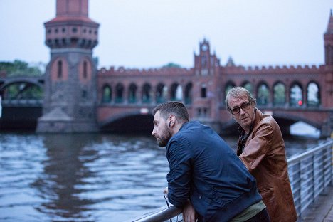 Richard Armitage, Rhys Ifans - Berlin Station - Do the Right Thing - Van film