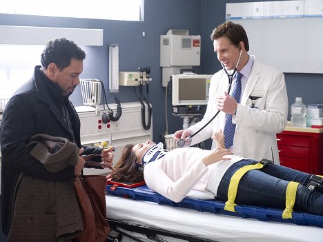 Felix Solis, Peter Facinelli - Nurse Jackie - Sidecars and Spermicide - Photos