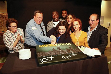 Rondi Reed, Billy Gardell, Reno Wilson, Melissa McCarthy, Nyambi Nyambi, Katy Mixon, Swoosie Kurtz, Louis Mustillo - Mike & Molly - Mike Check - Tournage