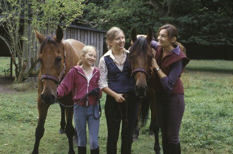 Hazel Franke, Kira Römer, Jacqueline Macaulay - Die Albertis - Pilot (1) - Filmfotos