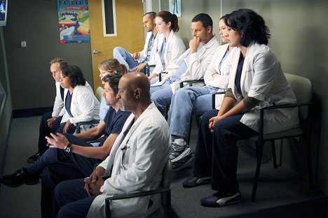 Peter MacNicol, Chandra Wilson, Ellen Pompeo, Patrick Dempsey, James Pickens Jr., Jesse Williams, Sarah Drew, Justin Chambers, Chyler Leigh, Sara Ramirez - Grey's Anatomy - Disarm - Photos