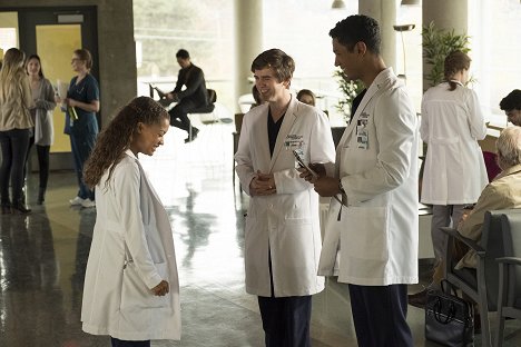 Antonia Thomas, Freddie Highmore, Chuku Modu - The Good Doctor - Sacrifice - Photos