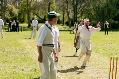 Daniel Lapaine, Alexis Georgoulis, Yorgos Karamihos - The Durrells - Episode 5 - De la película