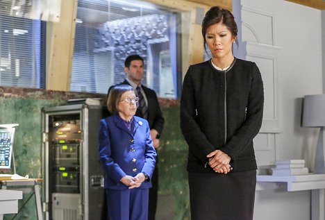 Linda Hunt, Julie Chen Moonves - NCIS: Los Angeles - In the Line of Duty - Photos