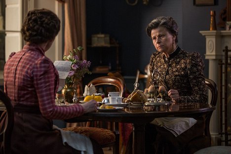 Hayley Atwell, Tracey Ullman - Howards End - Episode 1 - Filmfotos
