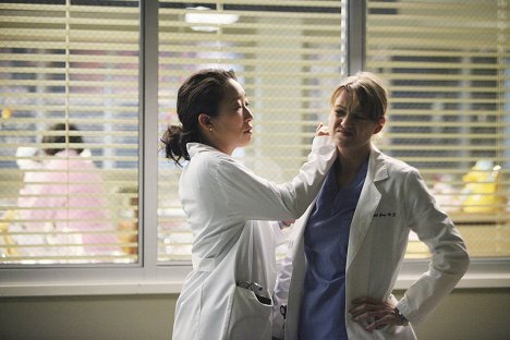 Sandra Oh, Ellen Pompeo - Grey's Anatomy - Golden Hour - Photos