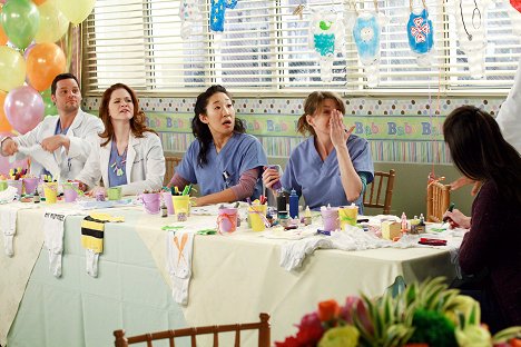 Justin Chambers, Sarah Drew, Sandra Oh, Ellen Pompeo - Grey's Anatomy - Die jungen Ärzte - Gegen die Regeln - Filmfotos