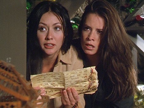 Shannen Doherty, Holly Marie Combs - Charmed - How to Make a Quilt Out of Americans - Photos