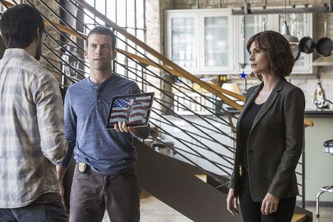 Lucas Black, Zoe McLellan - NCIS: New Orleans - Touched by the Sun - Photos