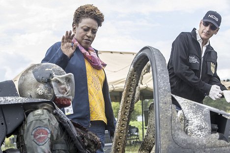 CCH Pounder, Scott Bakula - NCIS: New Orleans - Touched by the Sun - Film