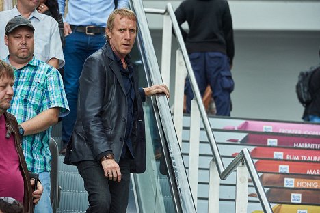 Rhys Ifans - Berlin Station - Right and Wrong - Van film