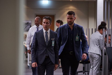 Leland Orser, Richard Armitage - Berlin Station - Right and Wrong - Do filme