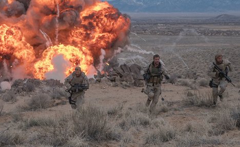 Geoff Stults, Chris Hemsworth - Operation: 12 Strong - Filmfotos