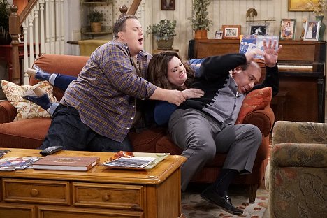 Billy Gardell, Melissa McCarthy, Louis Mustillo - Mike & Molly - Joyce's Will Be Done - Photos