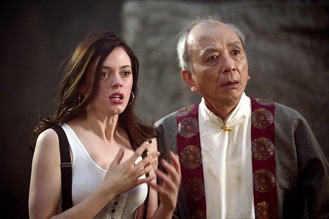 Rose McGowan, James Hong - Charmed - Der Mann mit dem Drachendolch - Filmfotos