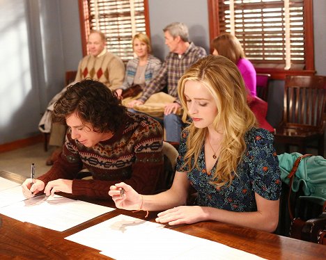 Charlie McDermott, Greer Grammer - The Middle - A Very Marry Christmas - Photos
