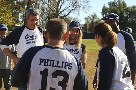 Neil Flynn, Greg Cipes - Uma Família Perdida no Meio do Nada - Swing and a Miss - De filmes